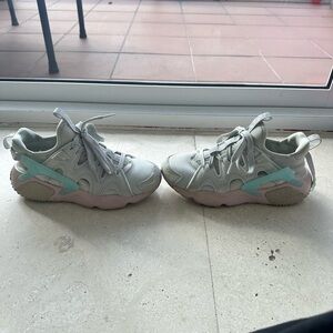 Grey/Pink Womens 7 Hurache Sneaker Nike